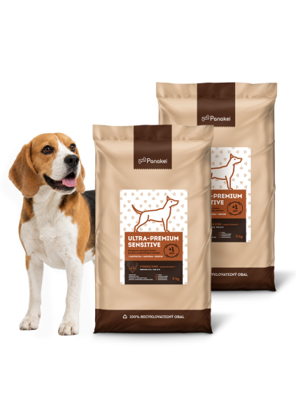 Výhodné 18kg balenie (2x9kg) granúl Panakei Ultra-Premium Sensitive s príchuťou daniel škvrnitý pre psy s citlivým trávením, po kastrácii, so sklonom k nadváhe a pre seniorov, prezentované s plemenom bígl.