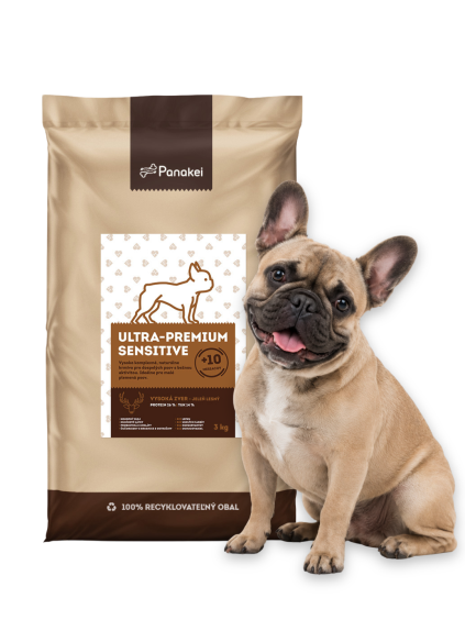 Francúzsky buldoček a 3kg monoproteínové granule Panakei Sensitive s jeleňom pre malé psy s citlivým trávením.