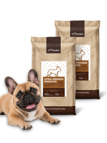 Výhodné 18kg balenie (2x9kg) monoproteínových granúl Panakei Ultra-Premium Sensitive s jeleňom pre dospelé malé psy s citlivým trávením, prezentované s francúzskym buldočkom.