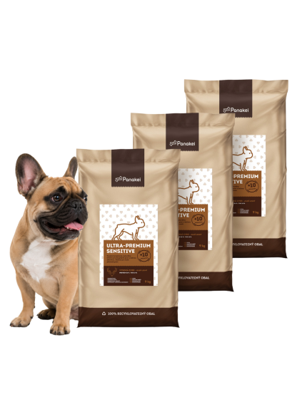 Výhodné 27 kg balenie (3x9kg) monoproteínových granúl Panakei Ultra-Premium Sensitive s jeleňom pre dospelé malé psy s citlivým trávením, prezentované s francúzskym buldočkom.