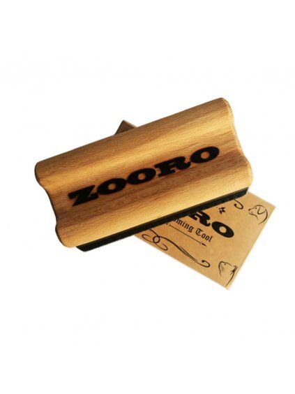 Detailný záber na kefu ZOORO, ktorá vďaka jemne zúbkovanej čepeli neťahá a neškriabe srsť vášho psa.